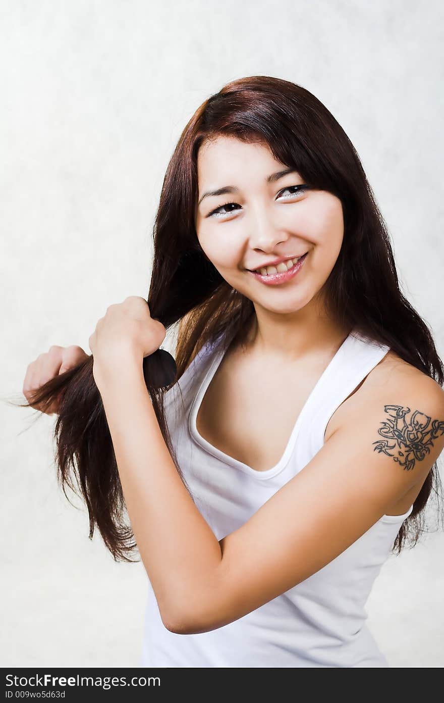 Pretty asian woman with hairbruch. Friendly Smile.