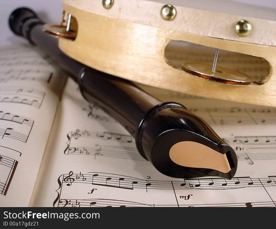 Flute and tambourine on the note sheet