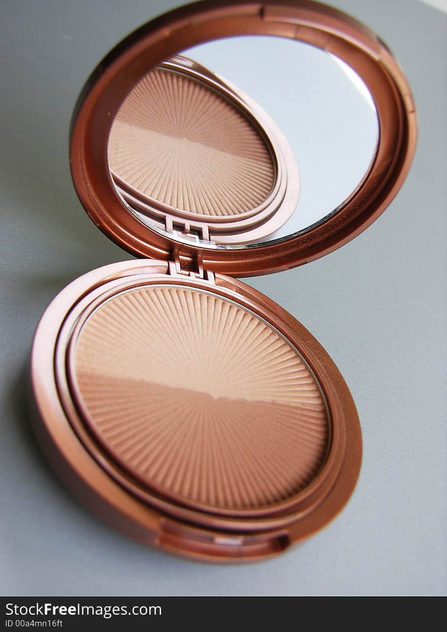 A bronzing powder with a mirrow. A bronzing powder with a mirrow