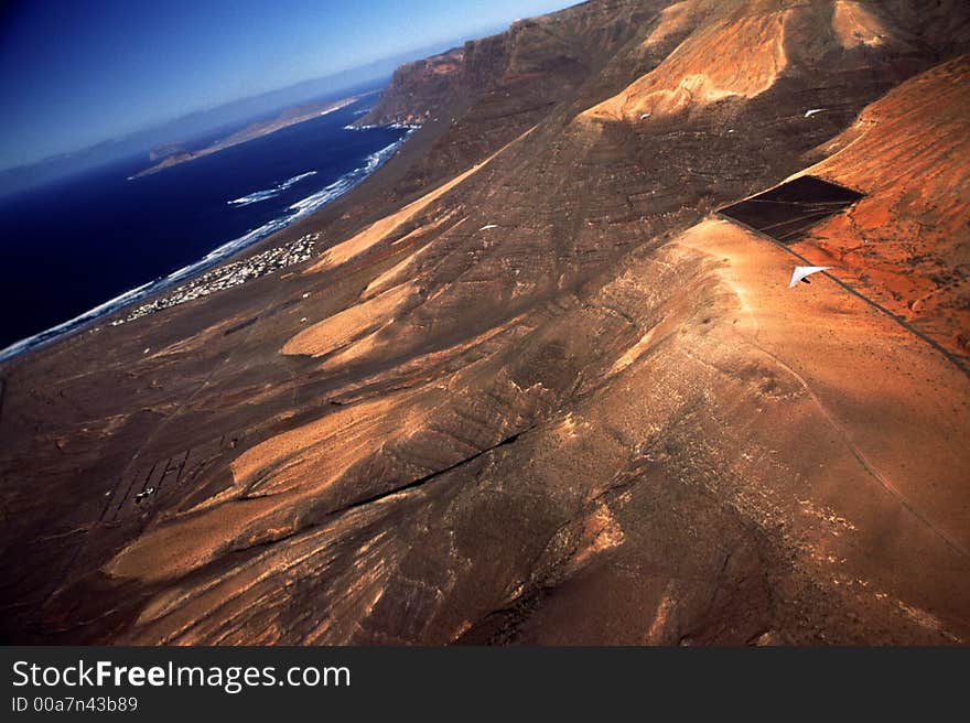 Soaring foreward in a laminar seawind to the ridge El Risco, direction Mirador del Rio. Soaring foreward in a laminar seawind to the ridge El Risco, direction Mirador del Rio.