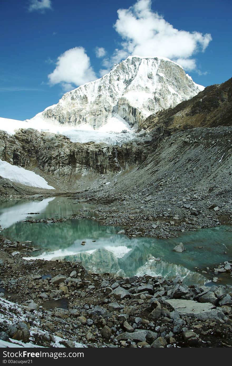 Lake and peak Ranrapalka