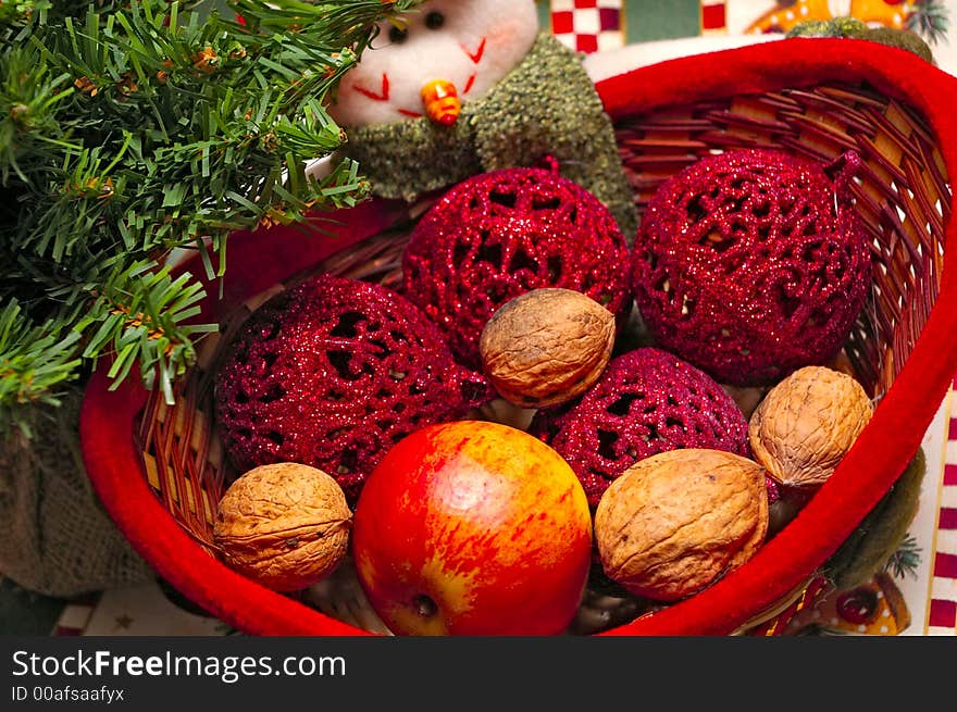 Snowmen with basket of fruits