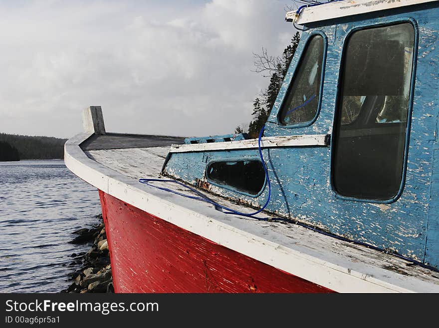 Boat facing out to the ocean