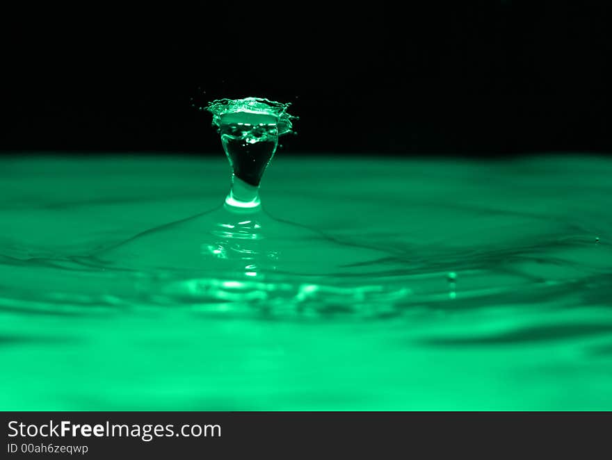 Movement of water is frozen by means of flash. Movement of water is frozen by means of flash