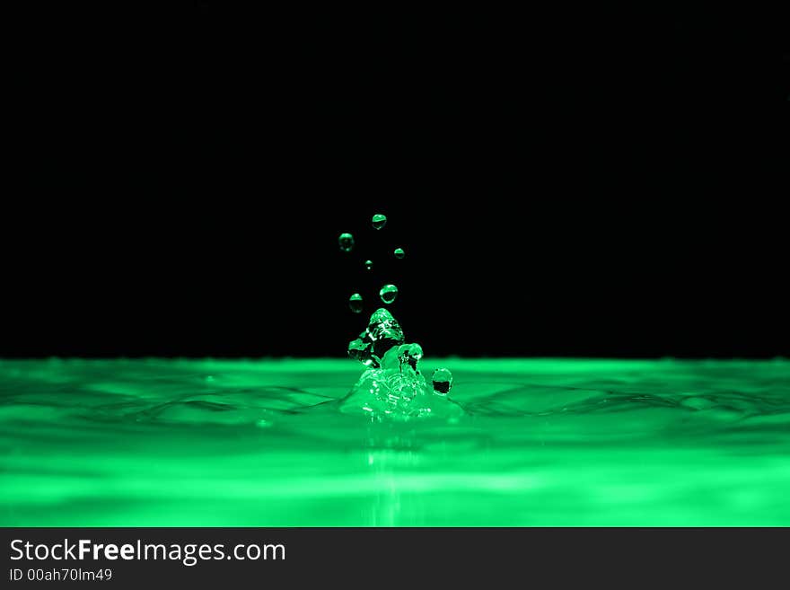 Movement of water is frozen by means of flash. Movement of water is frozen by means of flash