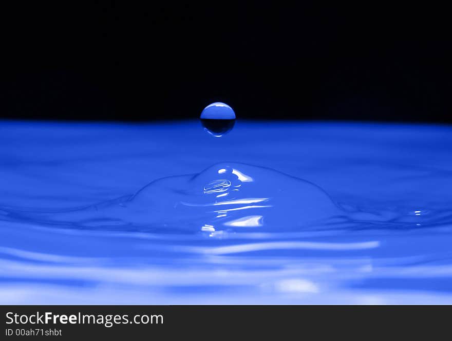 Movement of water is frozen by means of flash. Movement of water is frozen by means of flash