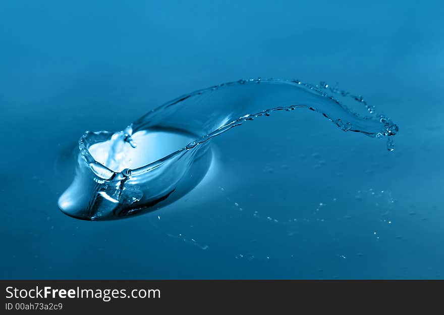 Movement of water is frozen by means of flash. Movement of water is frozen by means of flash