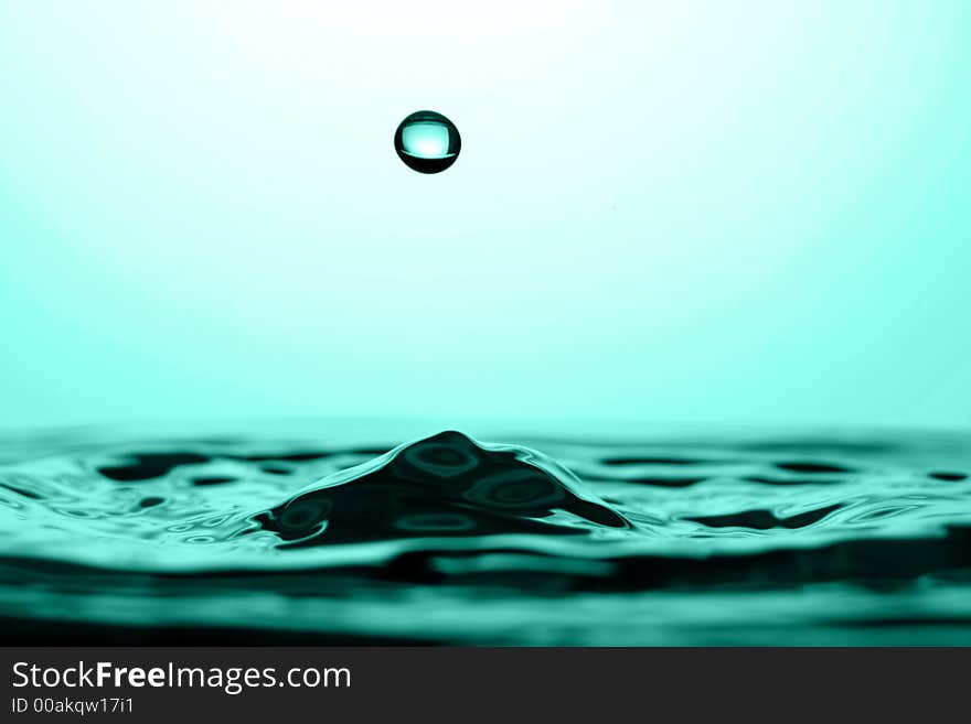 Movement of water is frozen by means of flash. Movement of water is frozen by means of flash