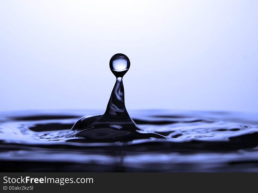 Movement of water is frozen by means of flash. Movement of water is frozen by means of flash