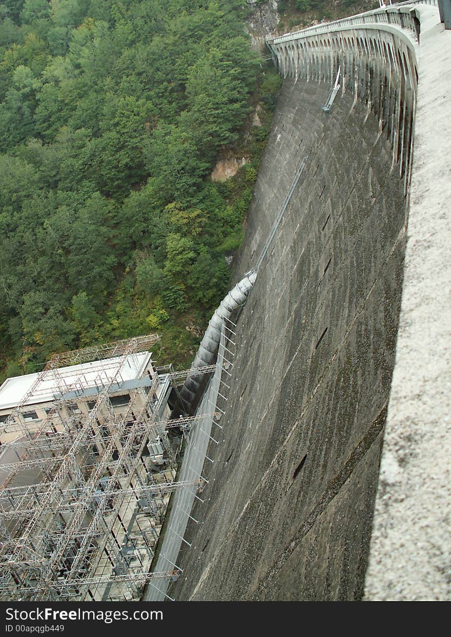 Barrage de sarrans in aveyron