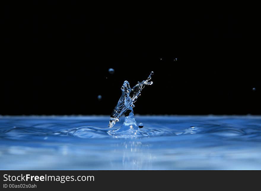 Movement of water is frozen by means of flash. Movement of water is frozen by means of flash