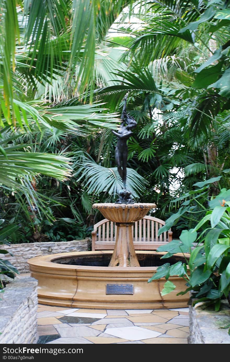 Fountain in the gardens at Como Zoo in St Paul Minnesota. Fountain in the gardens at Como Zoo in St Paul Minnesota