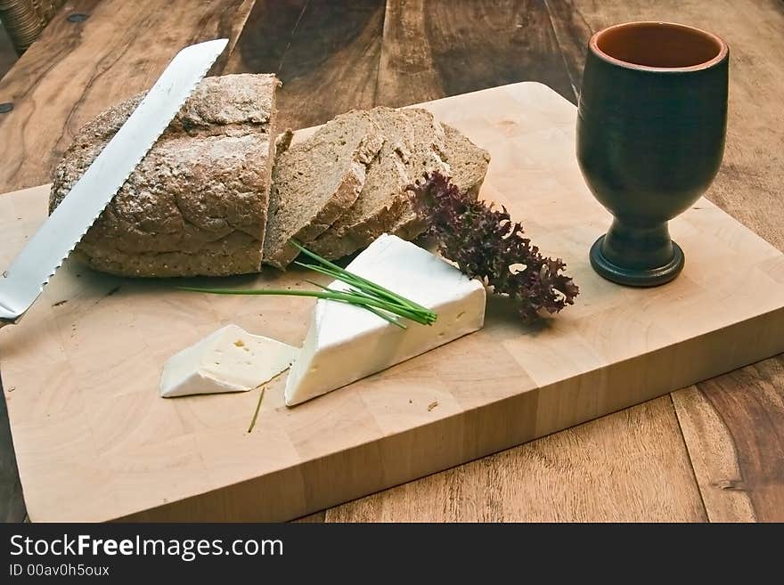 Plateau of bread and cheese