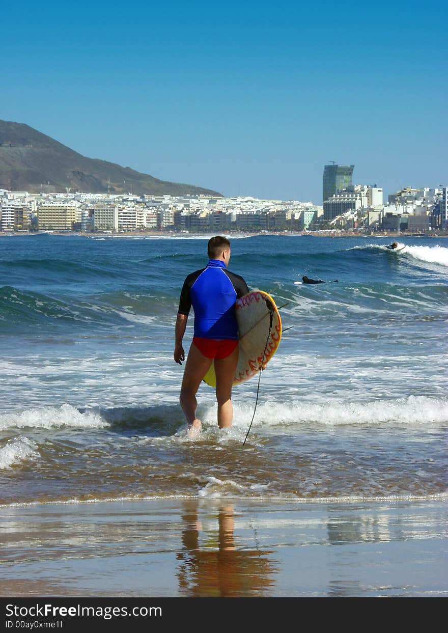 Young surfer men preparing for ride in the weaves