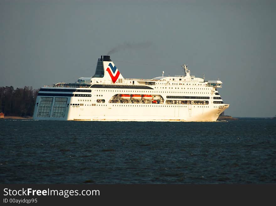 A big passenger cruiser going to the sea