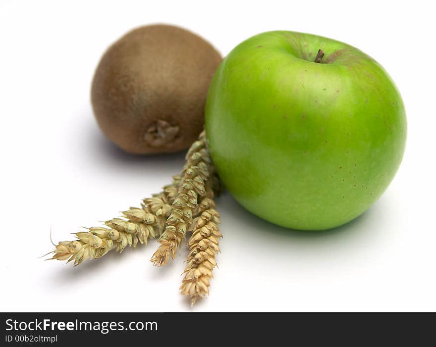 An apple, a kiwi and wheat