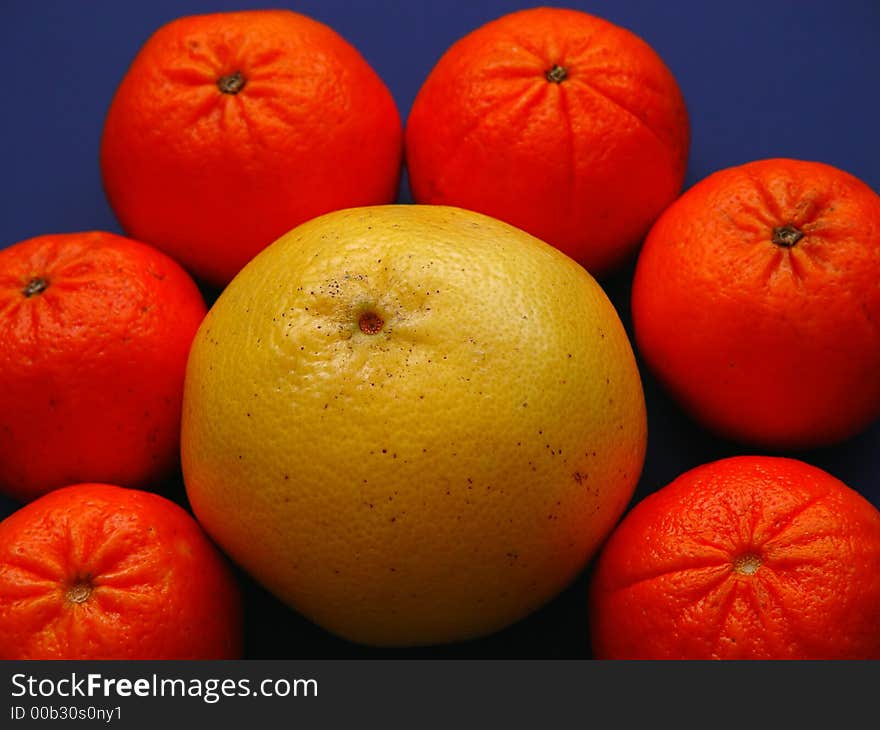 Six tangerines and a Grapefruit