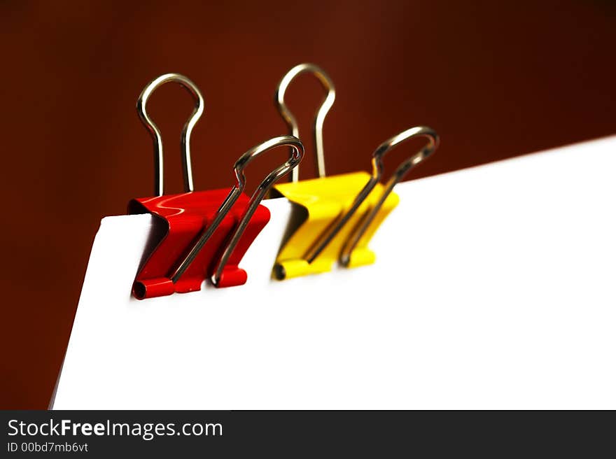 Paper clips in red and yellow