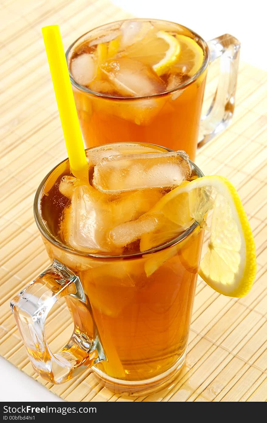 Cold tea with cubes of an ice and a lemon