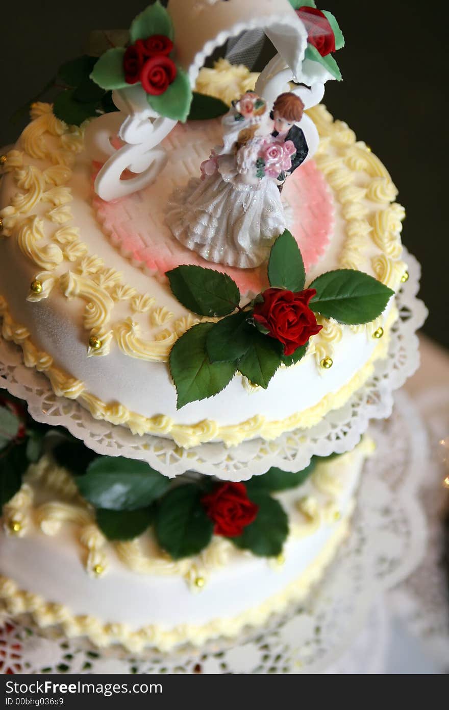 Delicious weeding cake with girl and boy figurines