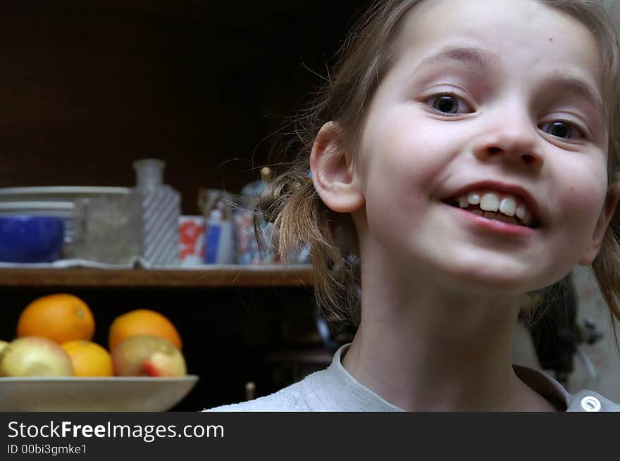 The girl and an oranges