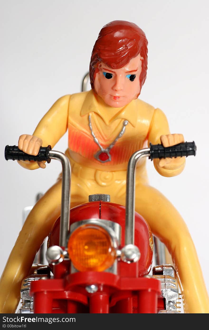 One of the many thousand  toys my brother is collecting. Battery opperated toy from the 70's or 80's. Looks like a easy rider copy. One of the many thousand  toys my brother is collecting. Battery opperated toy from the 70's or 80's. Looks like a easy rider copy.