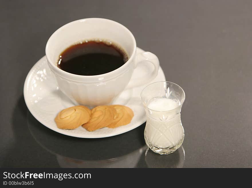 Milk, coffee and cookies