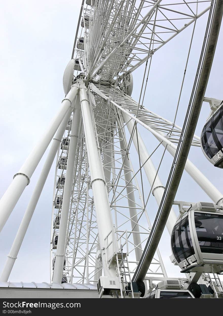 A giant ferry wheel in an amusement park in Niagara Falls.