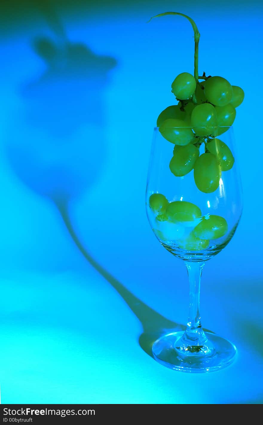 Beaker with the green ripe grapes inside. Beaker with the green ripe grapes inside.