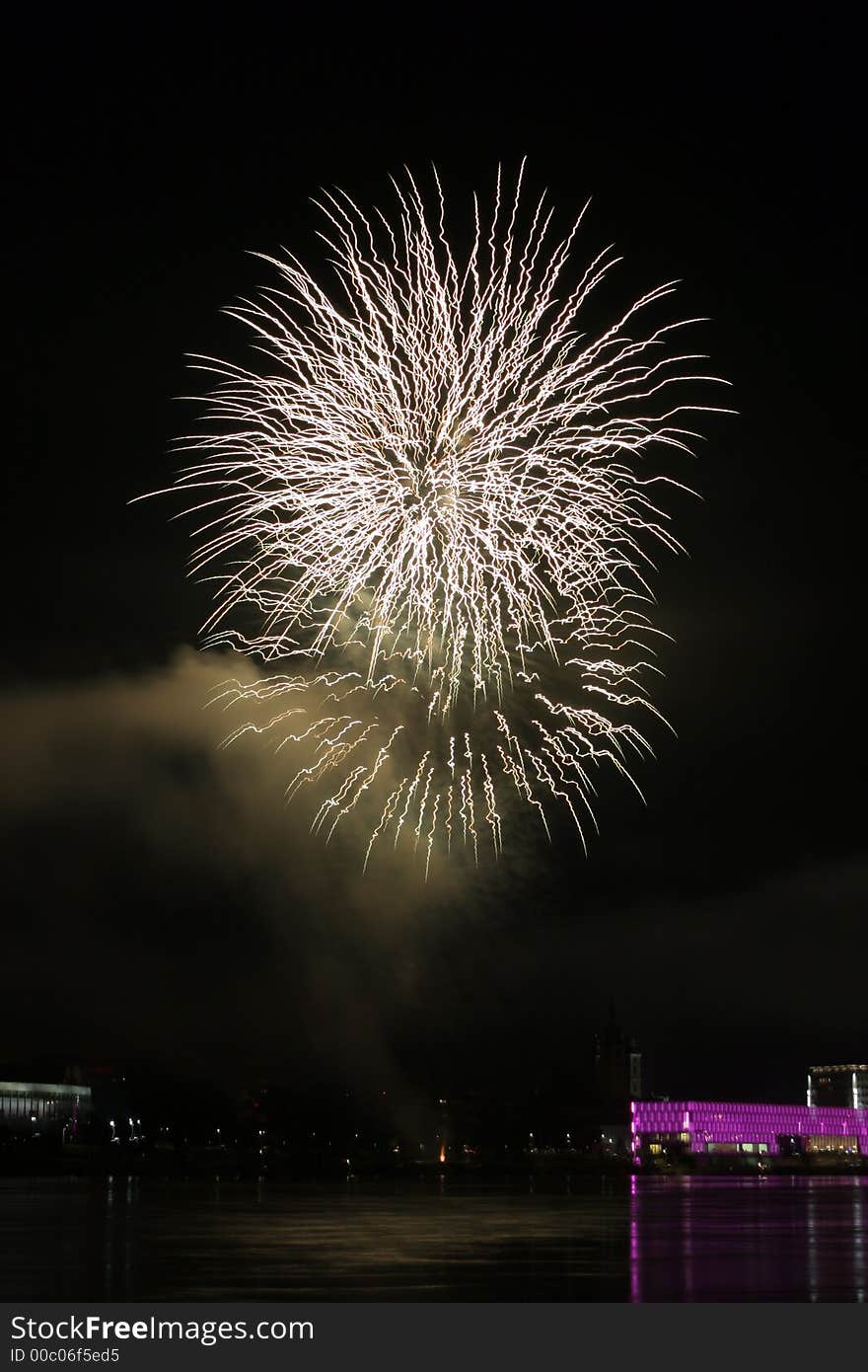 Zig zac fireworks over the danube in Linz, Austria 14