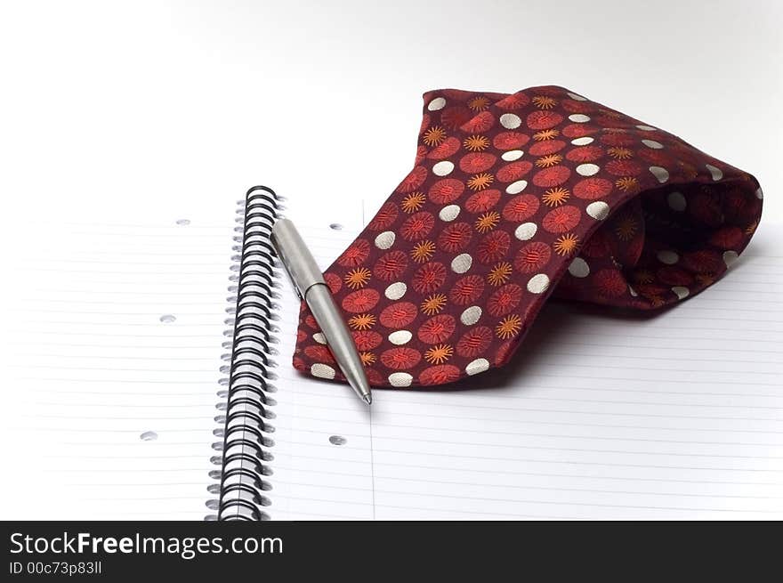 A tie,pen and cufflinks. A tie,pen and cufflinks