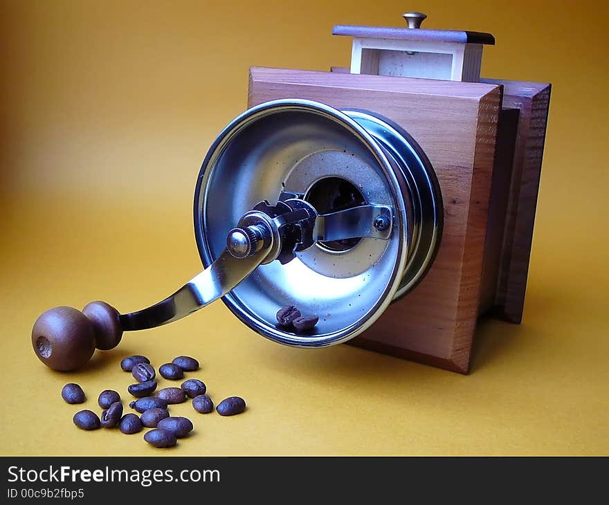 Coffee grinder and the scattered grains