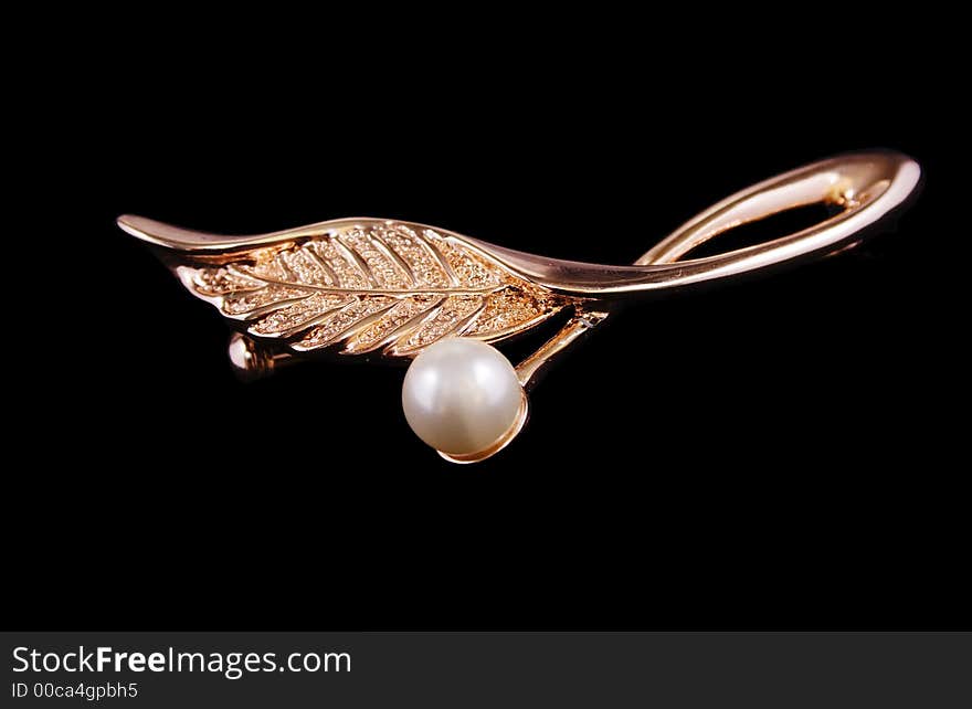 Golden ear-ring with pearl