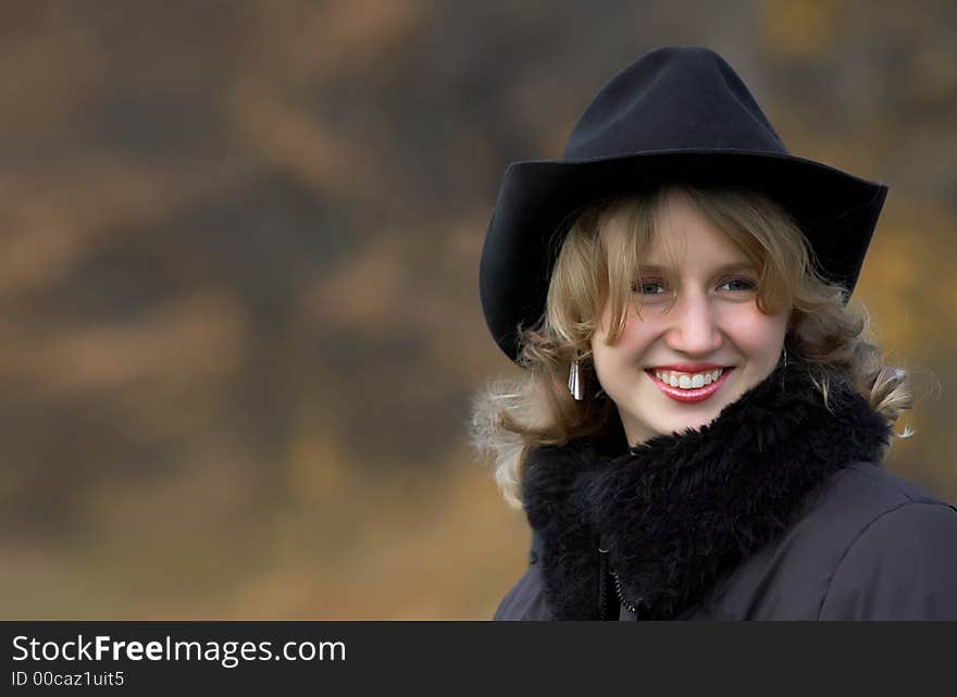 Smilling young lady in the autumn season