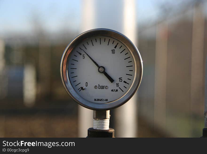 Gauge for measuring pressure at an energy station