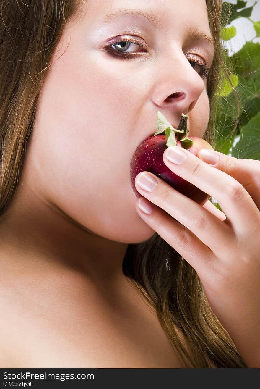 Beautiful young woman portrait with apple