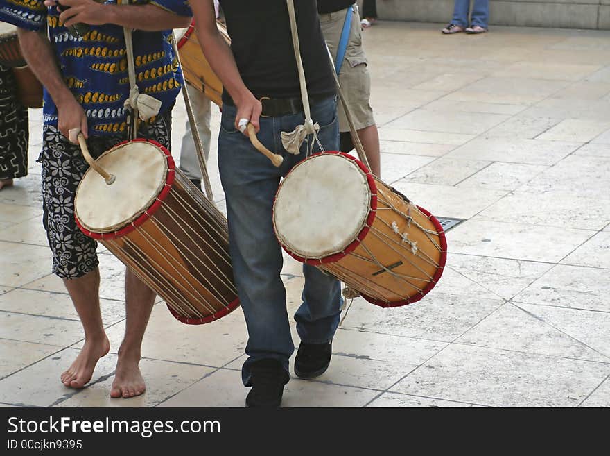 Picture od two drummers playing music