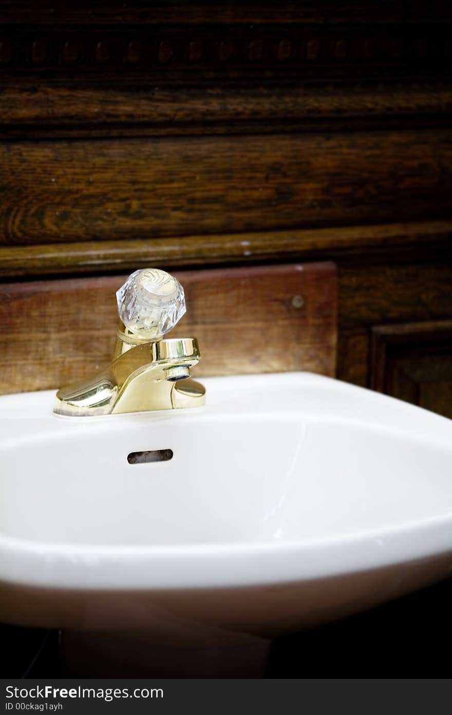 A wash basin in a fancy hotel