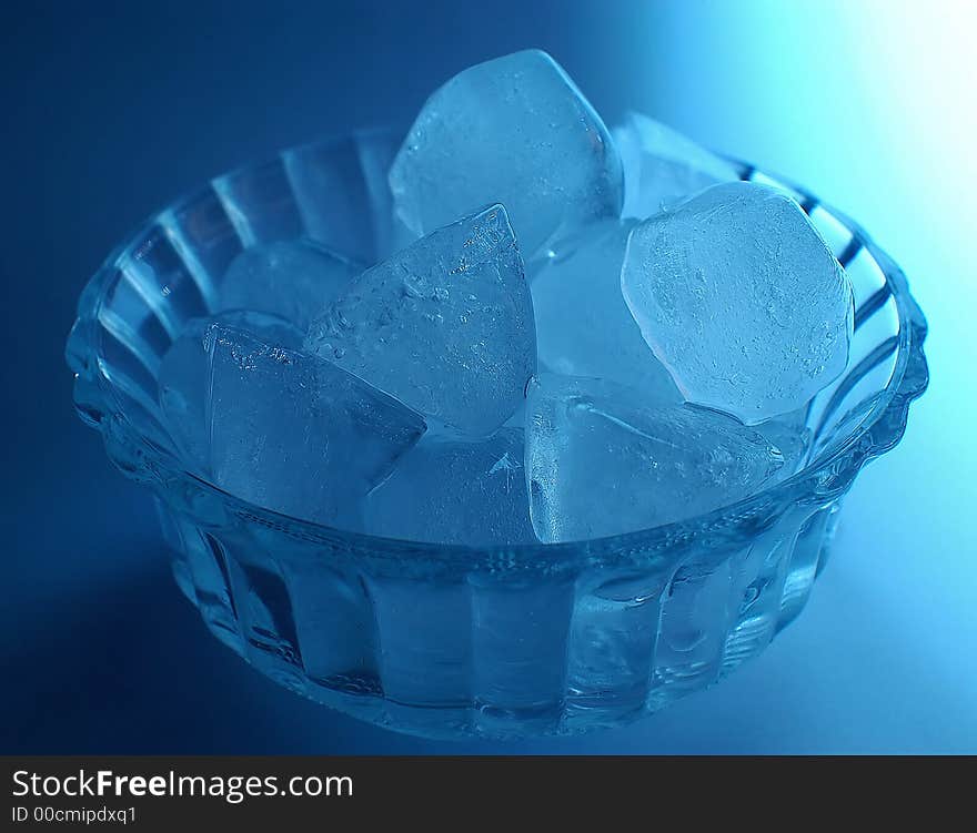 CLOSEUP OF ICE CUBES in glass