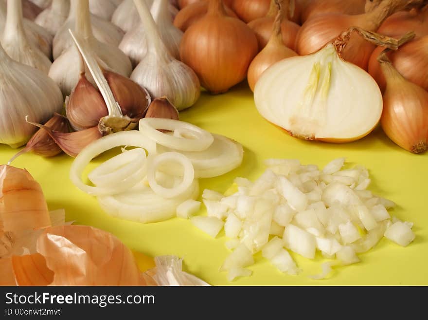 Garlics and onions place on plate