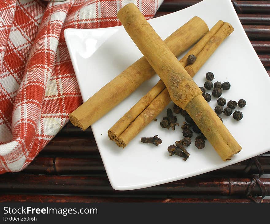 Cinnamon sticks with black pepper corns and cloves