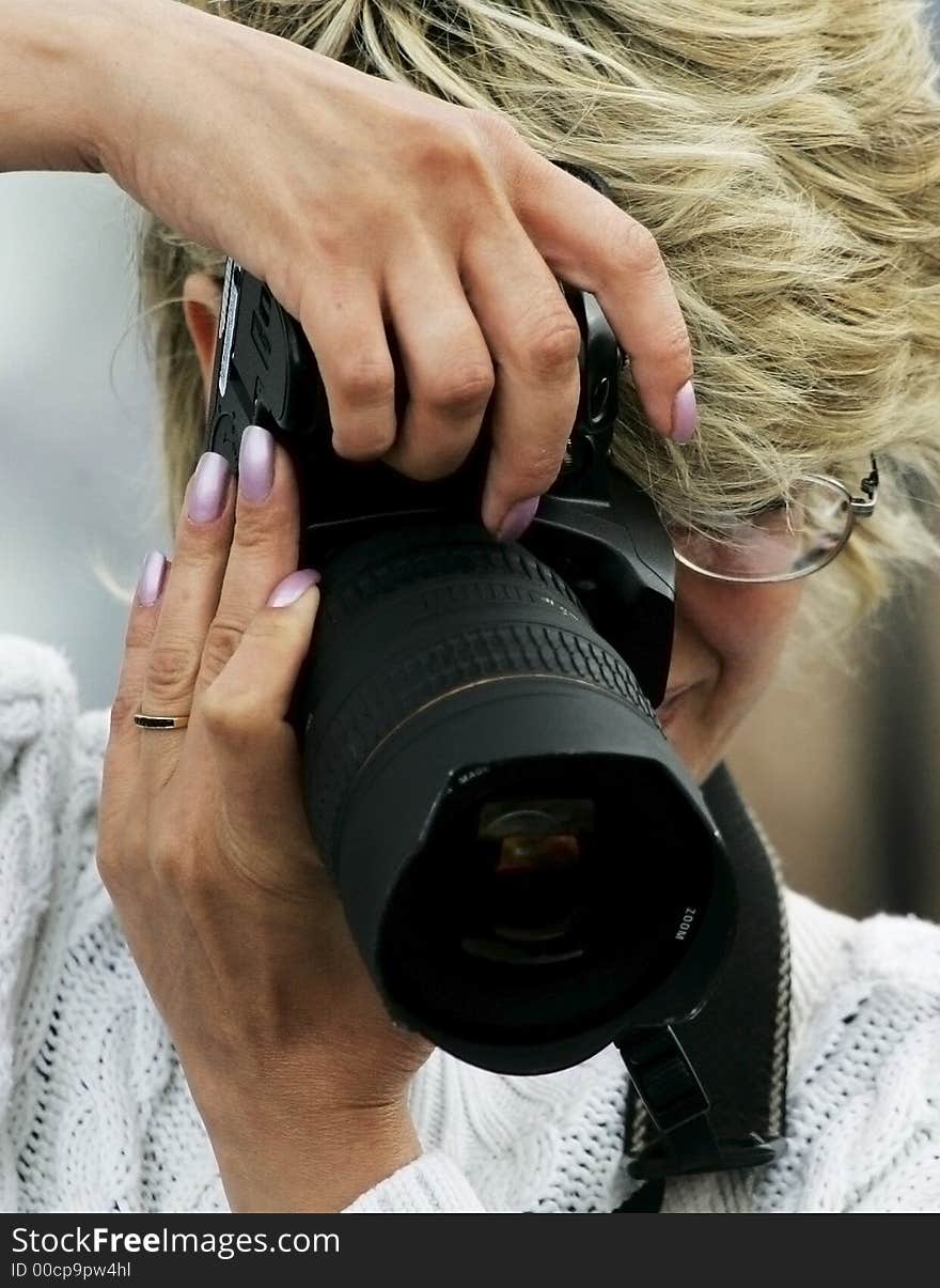 The woman the photographer photographes smiling. At the woman beautiful sexual hands