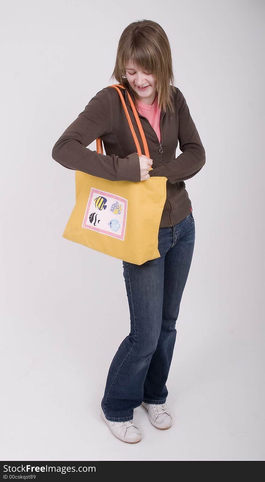 Teen girl with a yellow bag