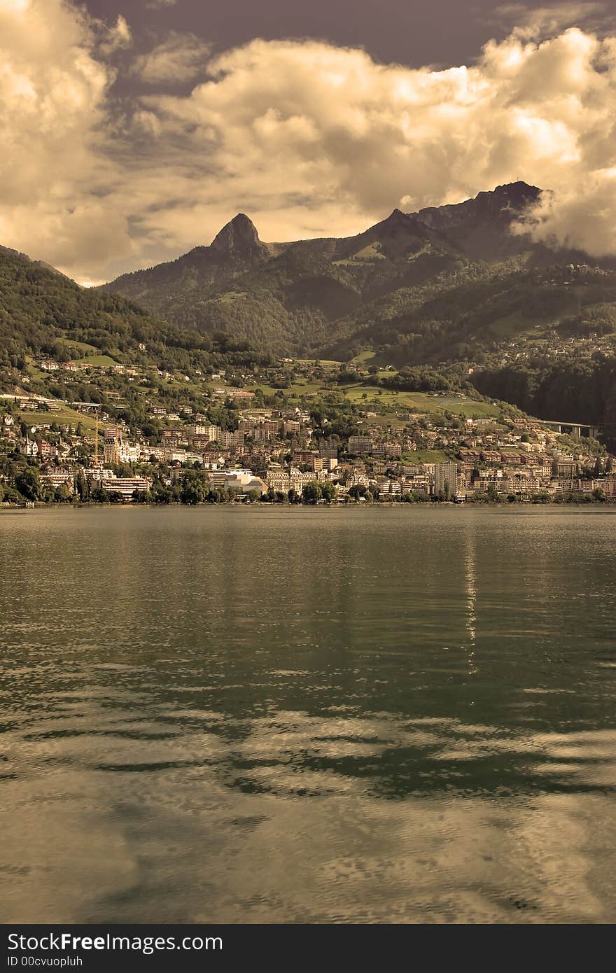 Hotels and mountains on coast of lake.