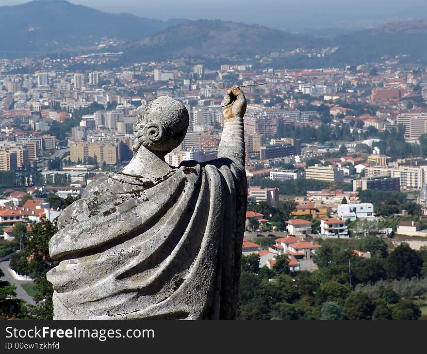 Statue and the city