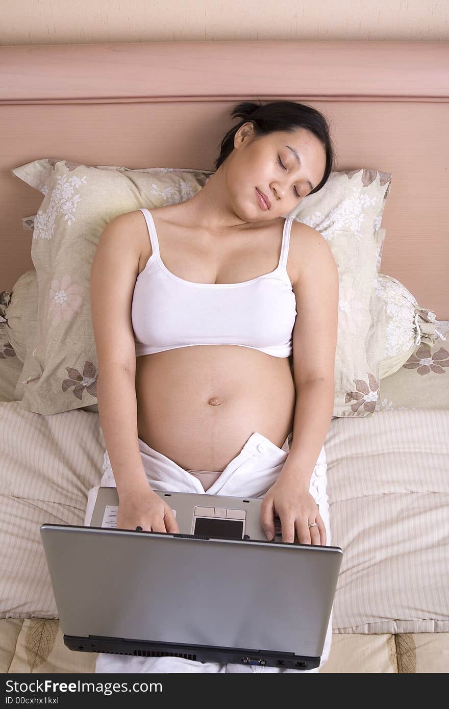 Pregnant woman with Laptop