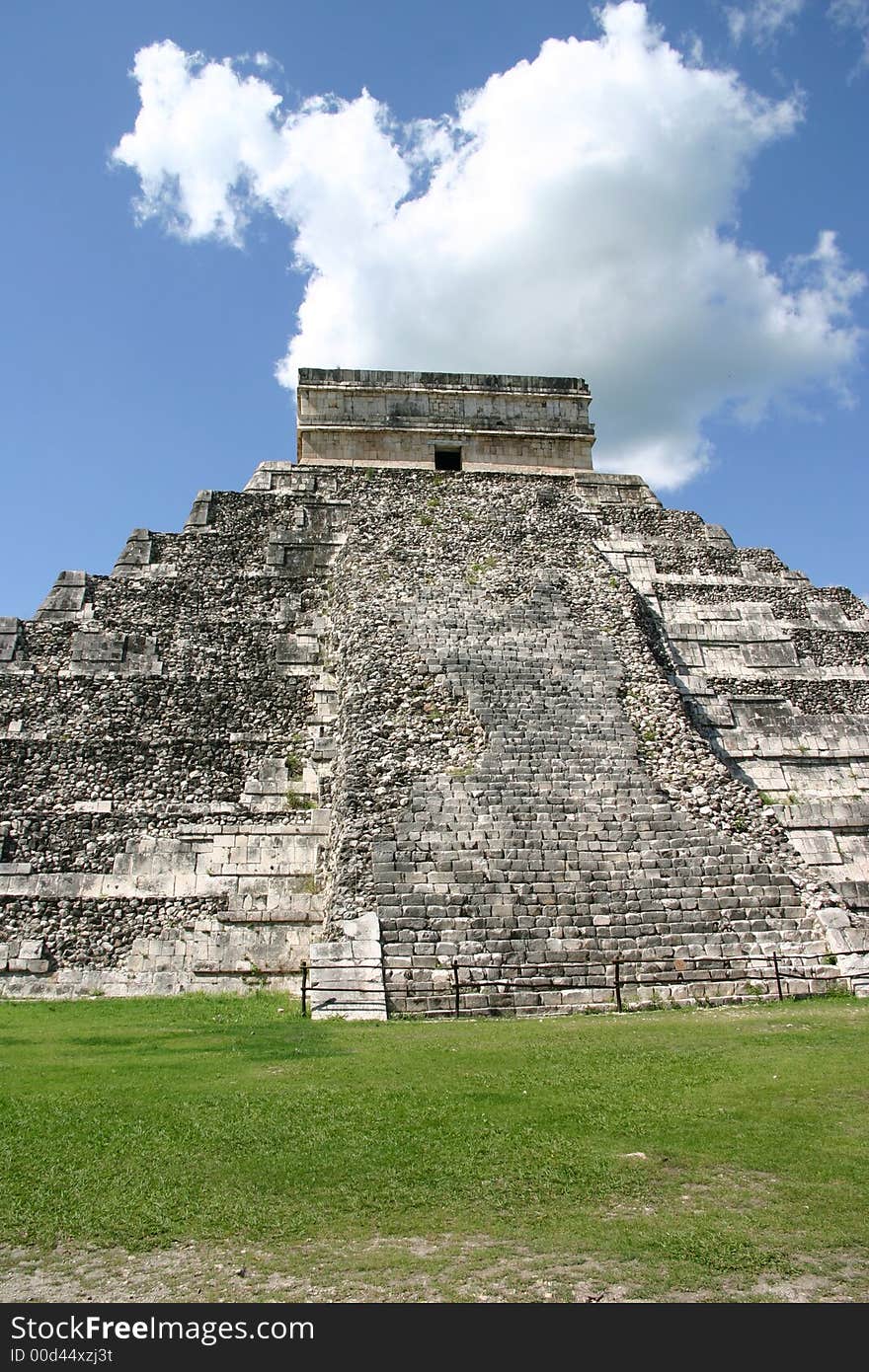 Photograph of Chichen-itza in Mexico