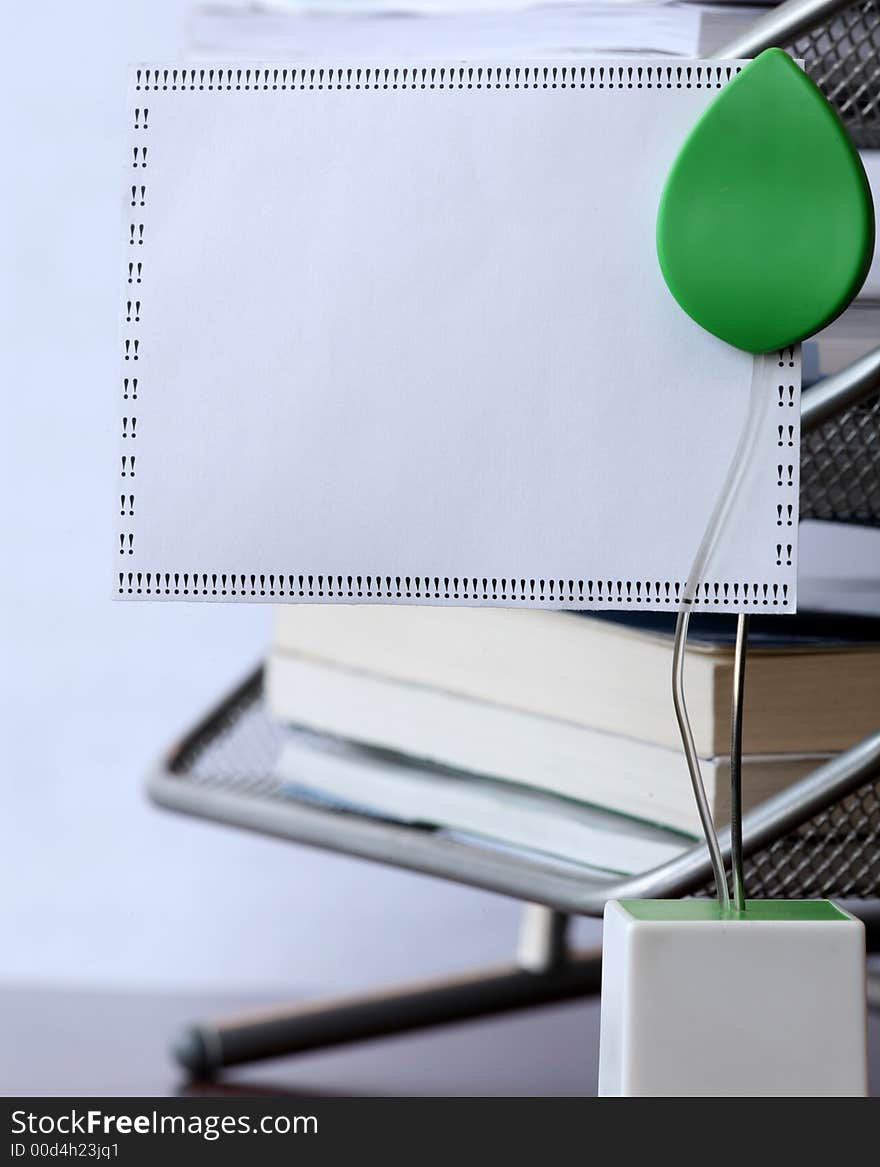 Note paper hung up by leaf on the desk