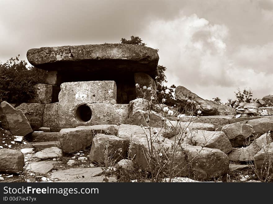 A typical Russian dolmen architecture