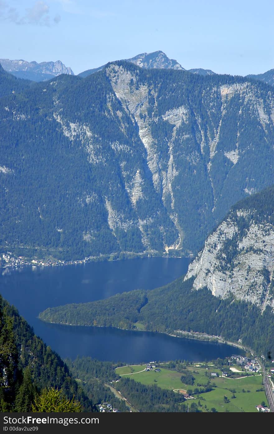 Hallstattersee - mountain lake in salzkammergut